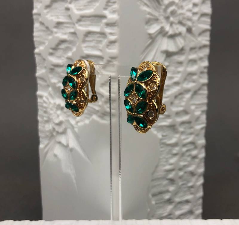 Goldfarbene Vintage Art Deco Ohrringe Mit Facettierten Smaragdgrünen Kristallen von KabinettBerlin