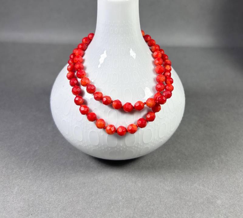 Kleine Halskette Aus Facettierten Korallen Mit Magnetverschluss in Dunkelroter Farbe von KabinettBerlin