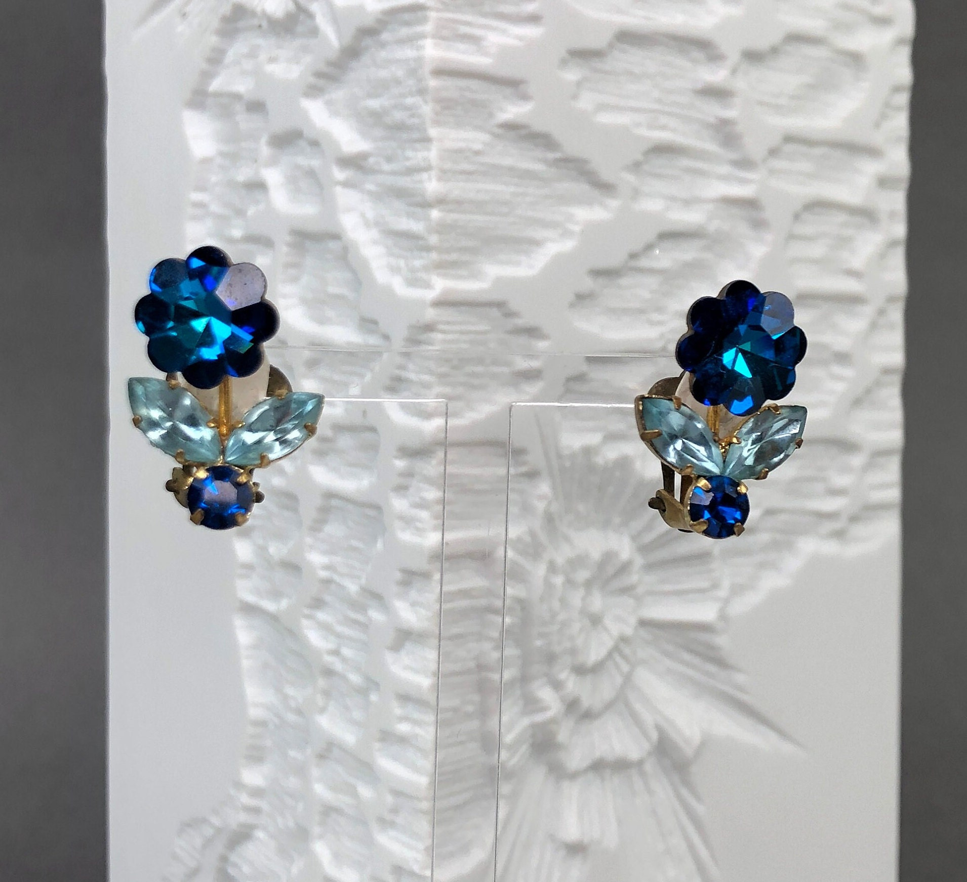 Made Austria Signierte Ohrclips Mit Blauen Und Hellblaen Kristallen von KabinettBerlin