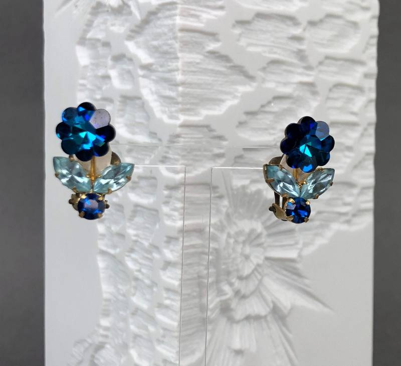 Made Austria Signierte Ohrclips Mit Blauen Und Hellblaen Kristallen Made Austria Signierte Ohrclips Mit Blauen Und Hellblaen Kristallen von KabinettBerlin