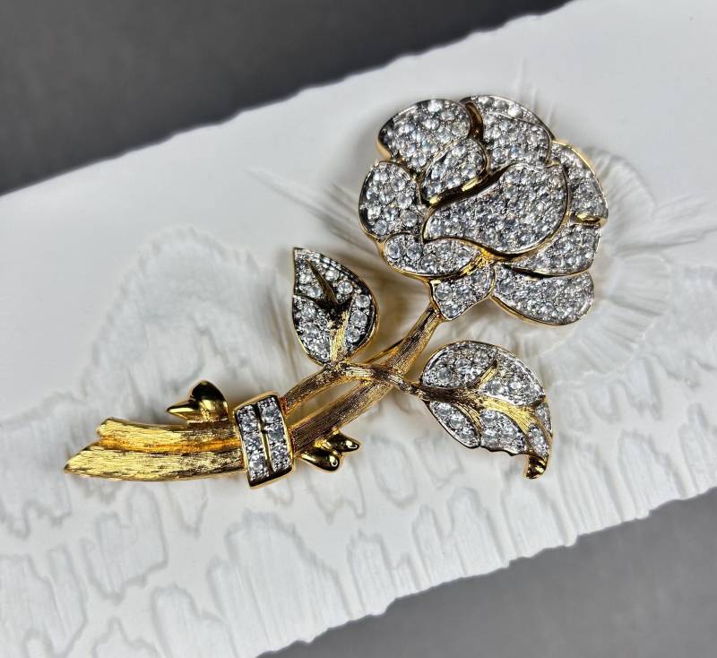 Nolan Miller Goldfarbene Brosche Rose Mit Pave Diamanten Kristallen, Vintage Nolan Miller Goldfarbene Brosche Rose Mit Pave Diamanten Kristallen, Vintage von KabinettBerlin