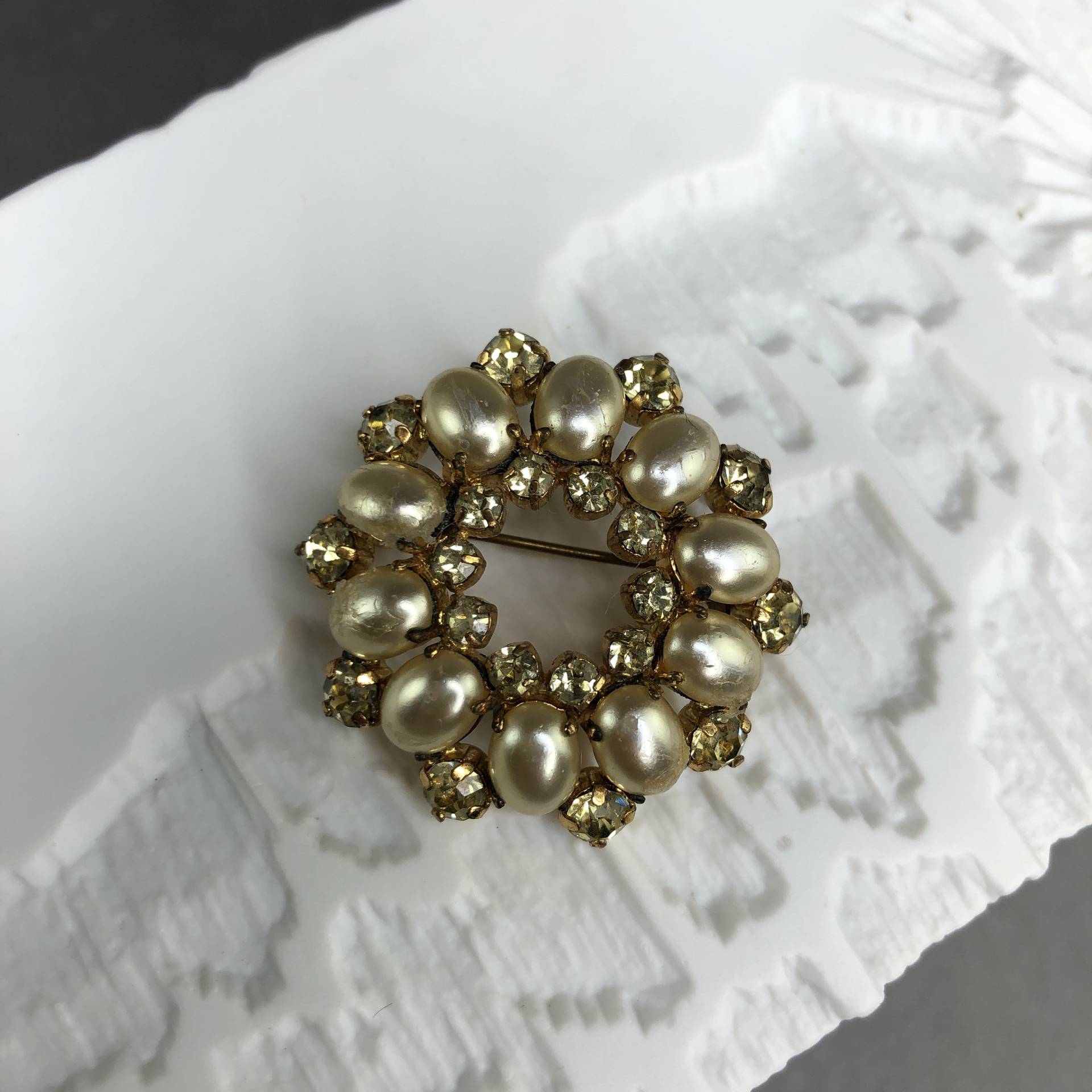Runde Vintage Brosche Mit Perlen Und Gelben Aurora Borealis Kristallen von KabinettBerlin