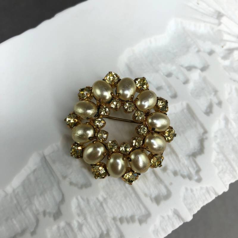 Runde Vintage Brosche Mit Perlen Und Gelben Aurora Borealis Kristallen Runde Vintage Brosche Mit Perlen Und Gelben Aurora Borealis Kristallen von KabinettBerlin