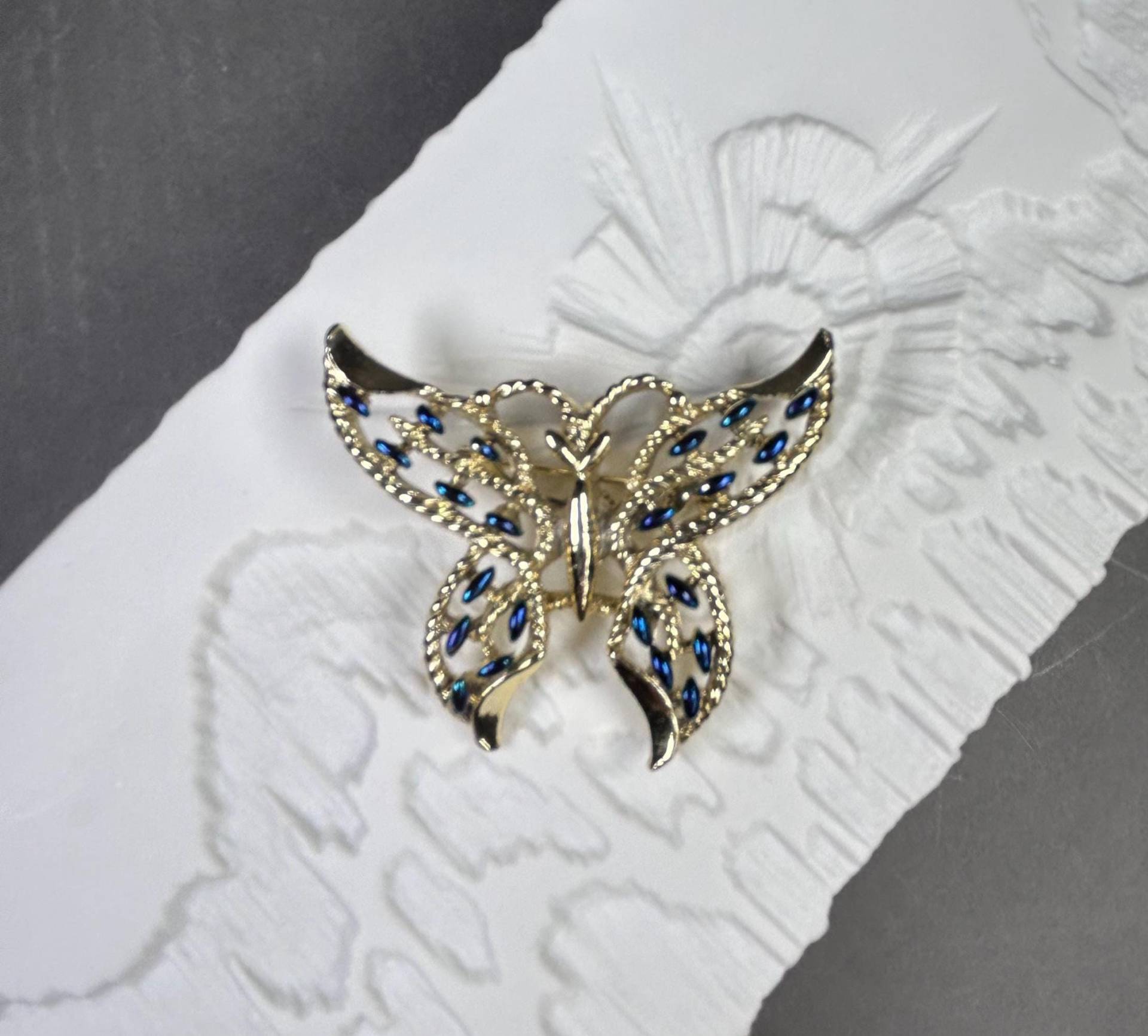 Schmetterling Vintage Brosche/Anhänger Mit Blauen Emaillen von KabinettBerlin