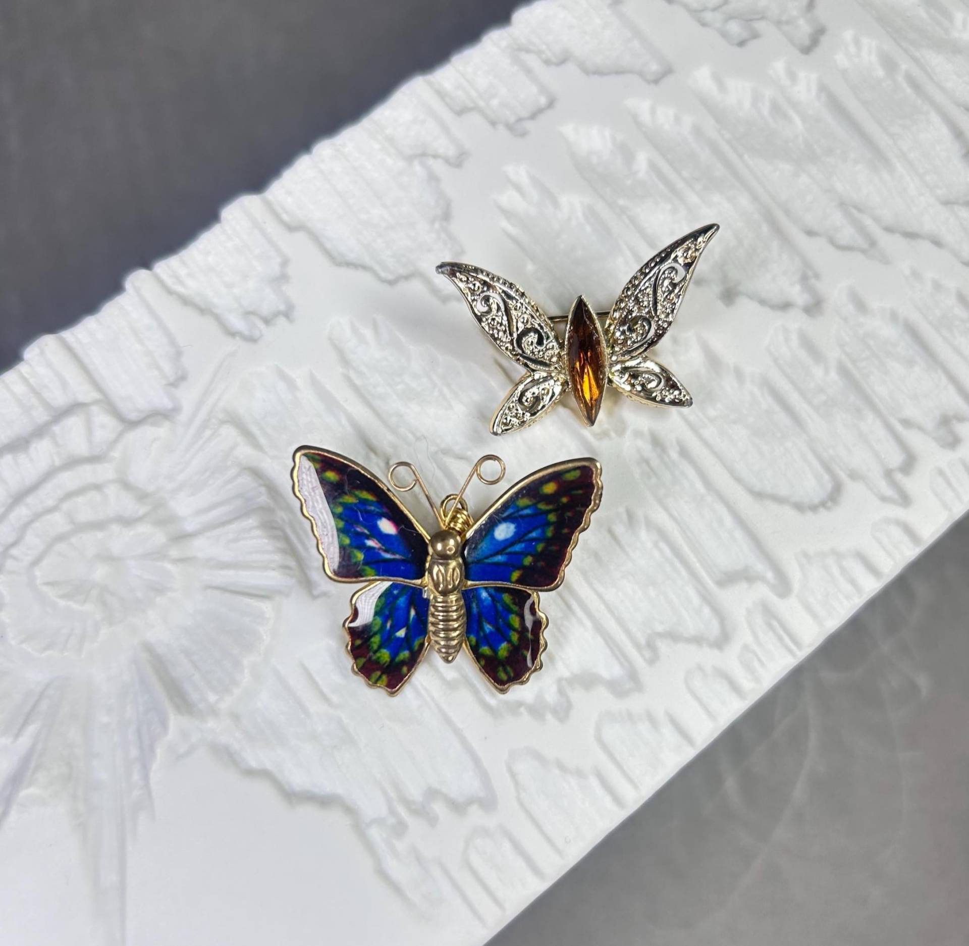 Schmetterlinge - Zwei Vintage Kleine Broschen Mit Emaille Und Glas-Cabochon von KabinettBerlin