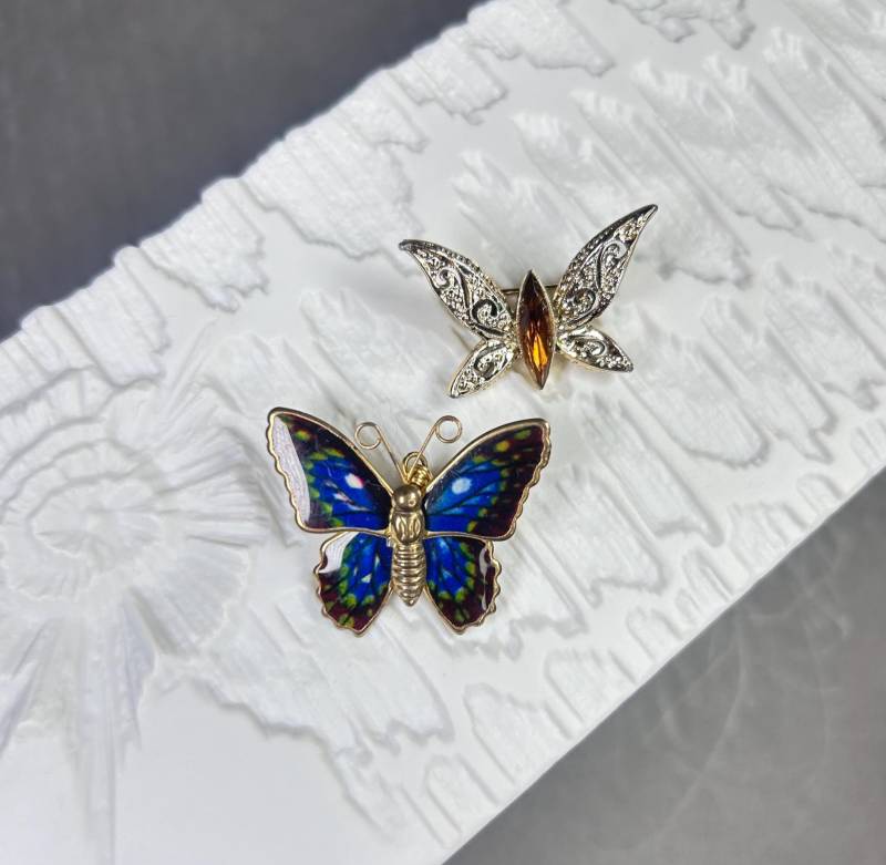 Schmetterlinge - Zwei Vintage Kleine Broschen Mit Emaille Und Glas-Cabochon Schmetterlinge - Zwei Vintage Kleine Broschen Mit Emaille Und Glas-Cabochon von KabinettBerlin
