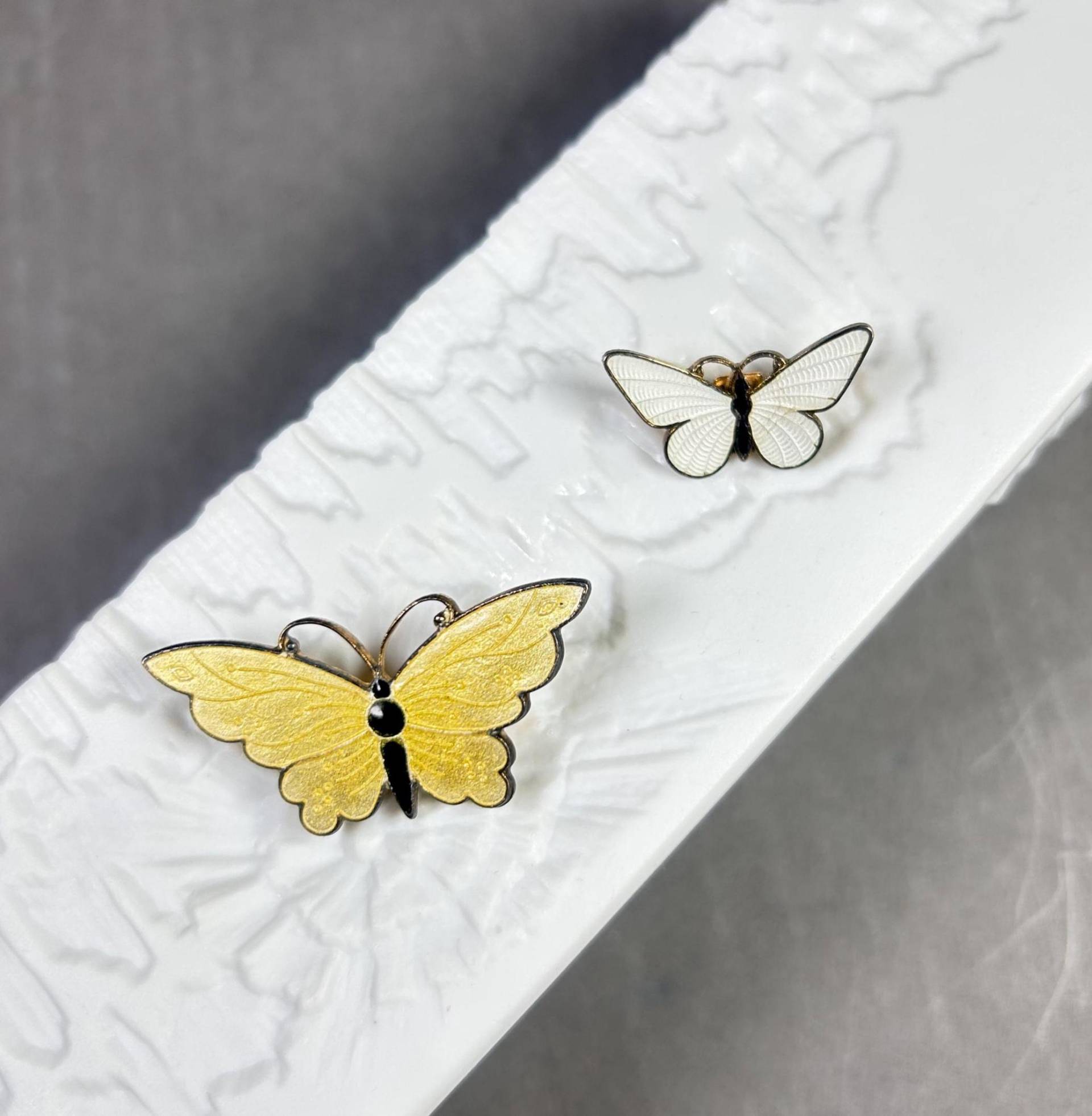 Schmetterlinge - Zwei Vintage Kleine Emallie-Broschen in Gelb Und Weiß von KabinettBerlin