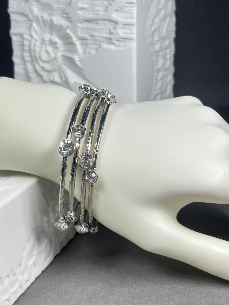 Set Aus Vier Vintagen Armreifen Mit Facettierten Klaren Kristallen von KabinettBerlin