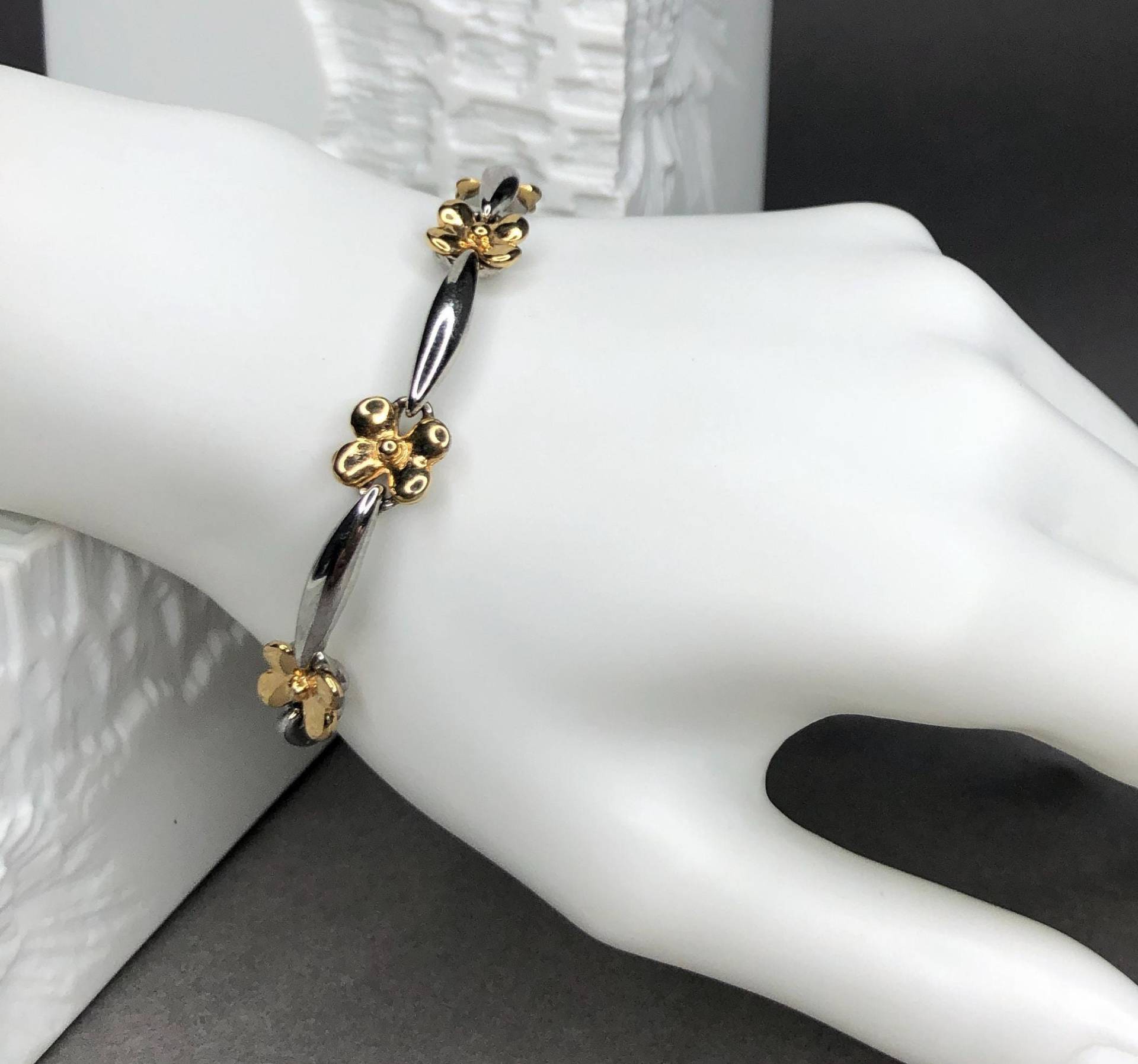 Silberfarbene Gliederarmband/Tennisarmband Mit Golden Blumen von KabinettBerlin