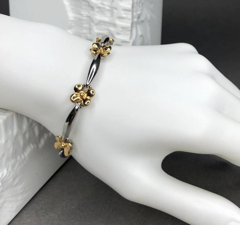 Silberfarbene Gliederarmband/Tennisarmband Mit Golden Blumen Silberfarbene Gliederarmband/Tennisarmband Mit Golden Blumen von KabinettBerlin