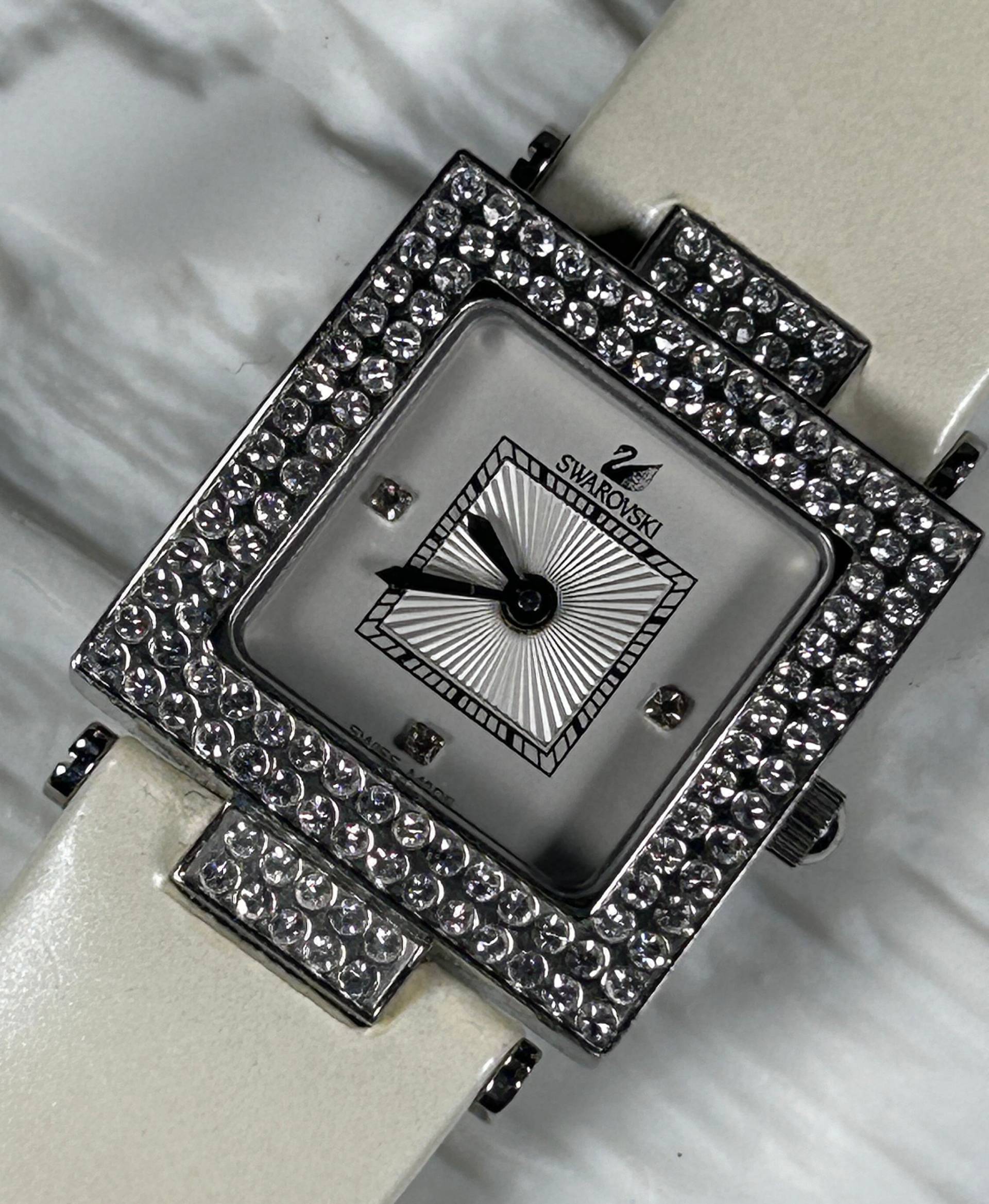 Swarovski Signierter Uhr Mit Weißem Lederarmband von KabinettBerlin