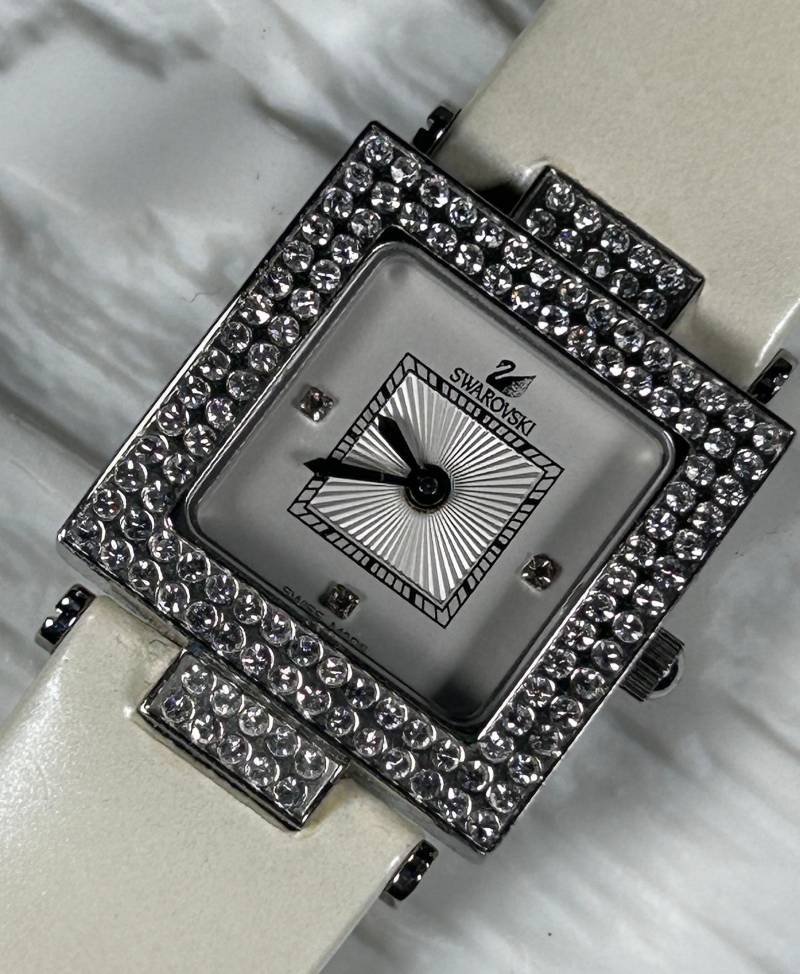 Swarovski Signierter Uhr Mit Weißem Lederarmband von KabinettBerlin