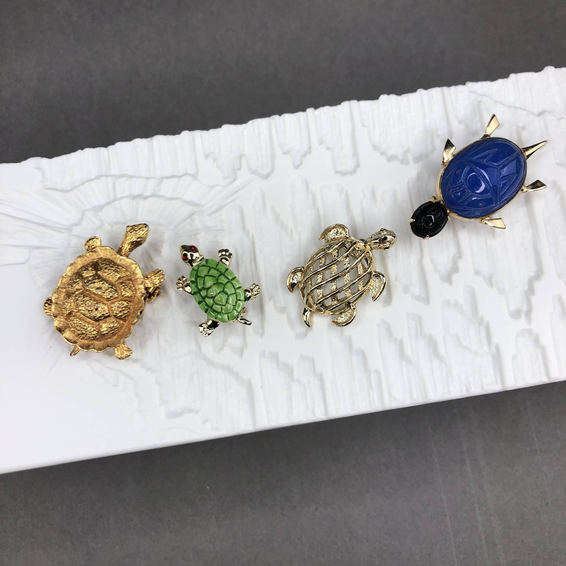 Vier Schildkröten /Wasserschildkröten - Drei Broschen Und Eine Taschentuchklammer von KabinettBerlin