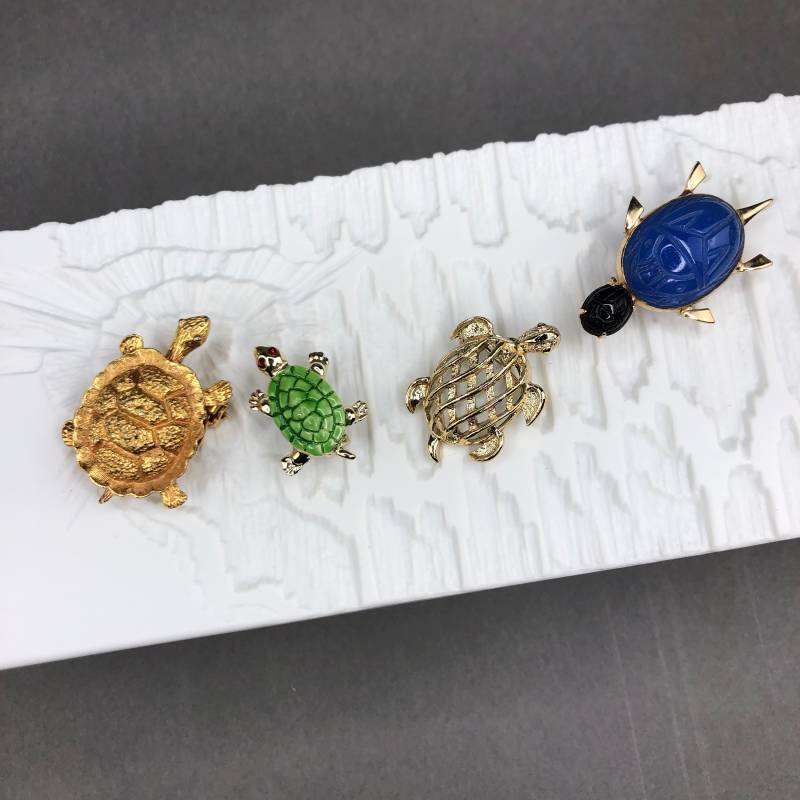 Vier Schildkröten /Wasserschildkröten - Drei Broschen Und Eine Taschentuchklammer von KabinettBerlin