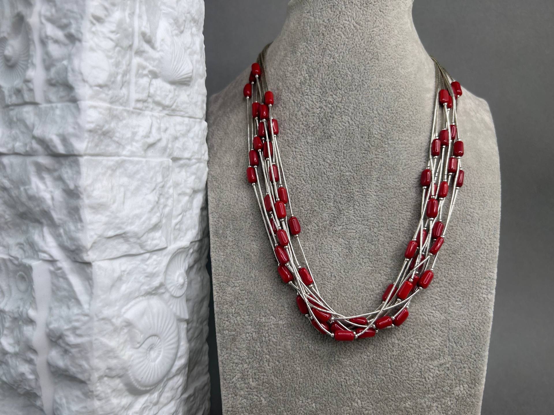 Vintage 10 - Reihige Silber Kette Mit 8mm Handpolierten Roten Korallenperlen von KabinettBerlin