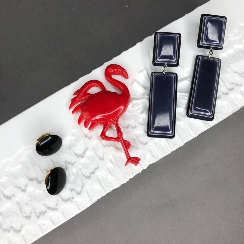 Vintage 1960-80Er Schmuckset - Brosche Flamingo Und Zwei Paar Ohrclips Bakelit, Kunststoff, Acryl von KabinettBerlin