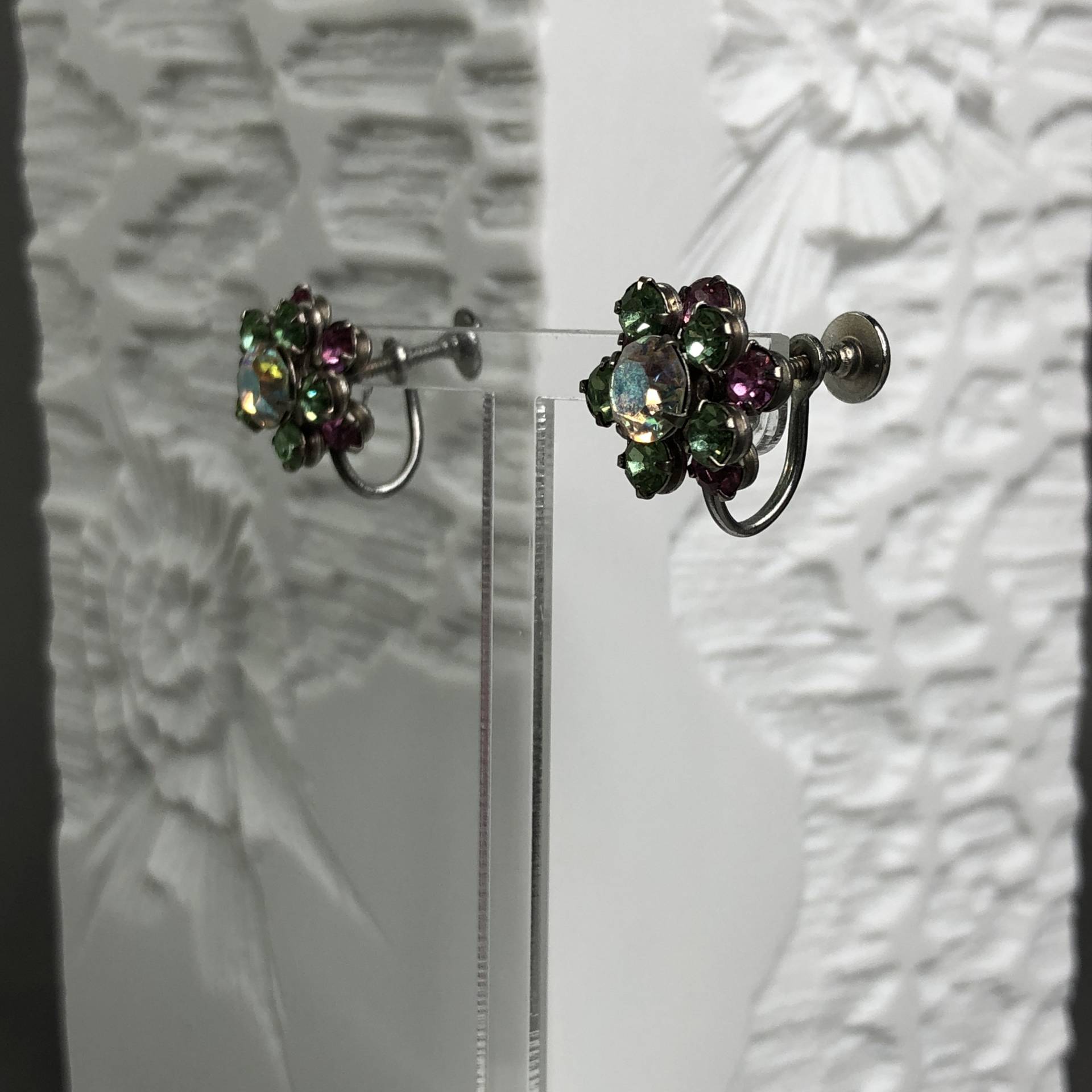 Vintage Art Déco Ohrclips Mit Facettierten Klaren Aurora Borealis Kristallen von KabinettBerlin