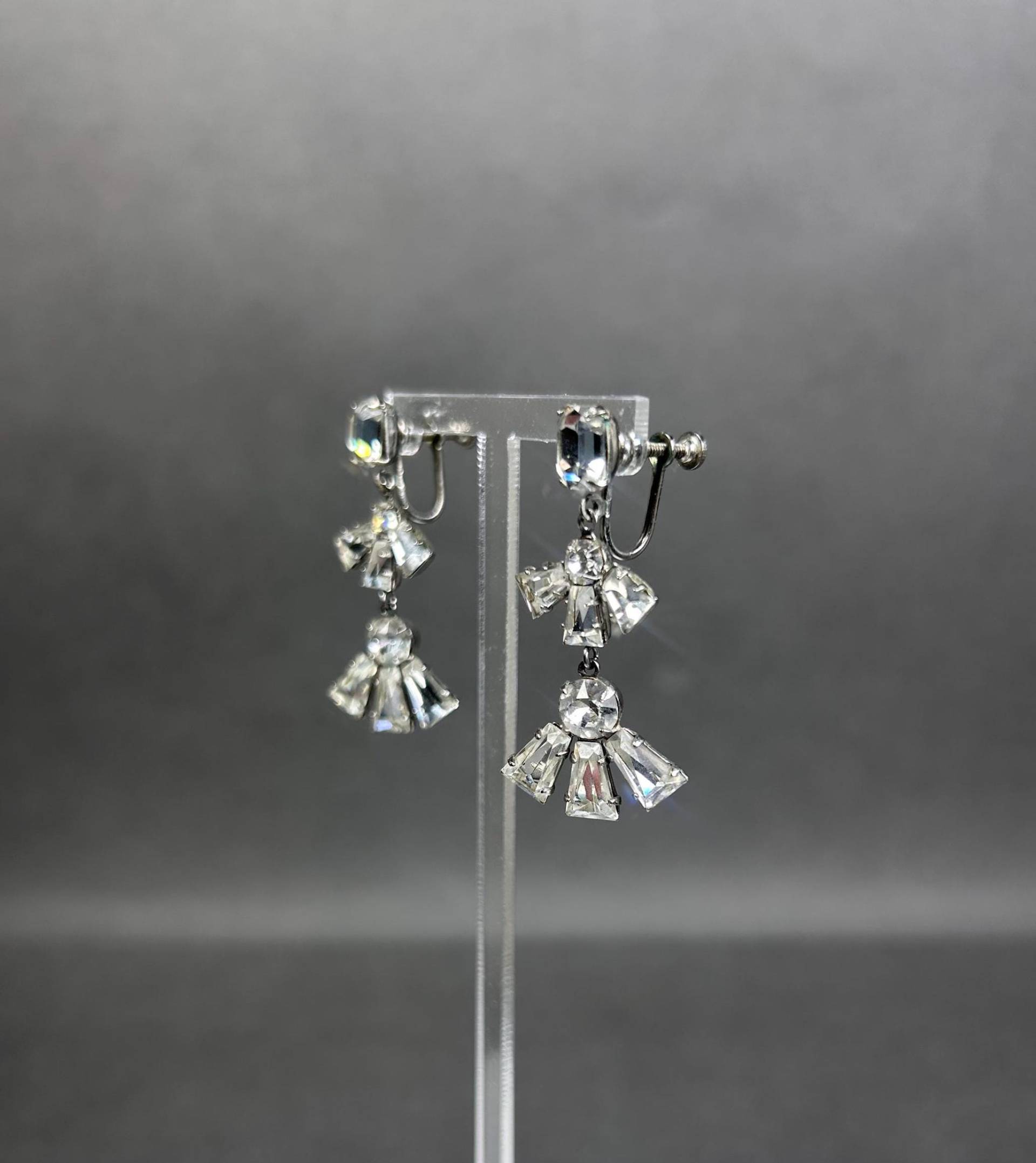 Vintage Art Déco Ohrclips Ohrringe Mit Facettierten Klaren Kristallen Im Eisenberg Stil von KabinettBerlin