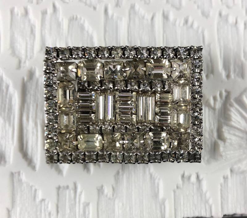 Vintage Art-Deco-Stil Rechteckige Brosche Mit Baguette Schliff Klaren Strasssteinen von KabinettBerlin