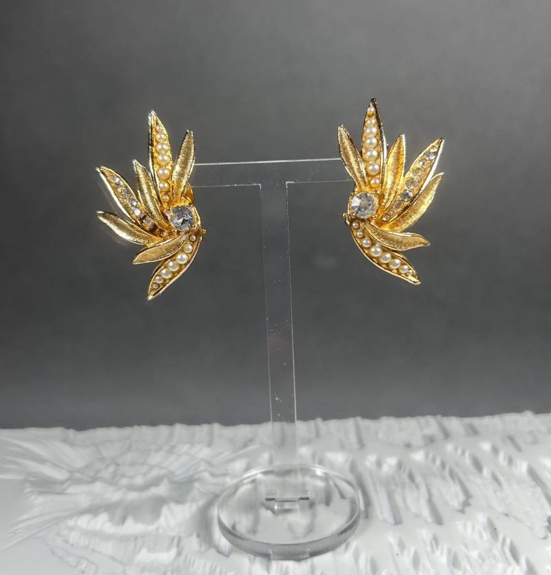 Vintage Art Signierte Goldfarbene Ohrklips Mit Kunstperlen Und Strasssteinen von KabinettBerlin