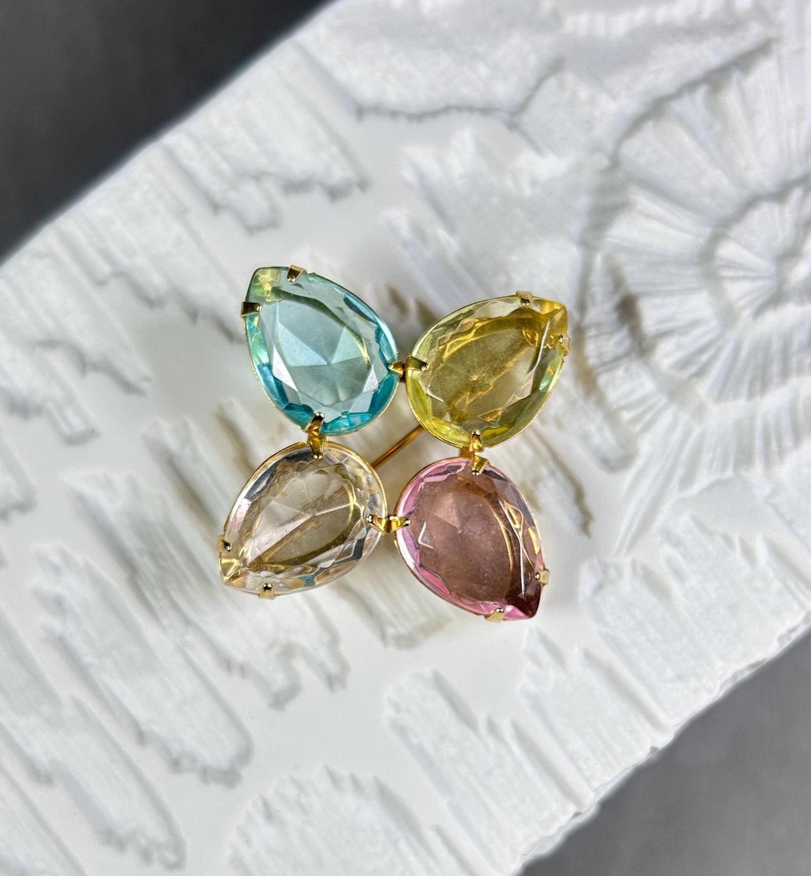 Vintage Avon Brosche Kleeblatt Aus 4 Zierlichen Kristallen von KabinettBerlin