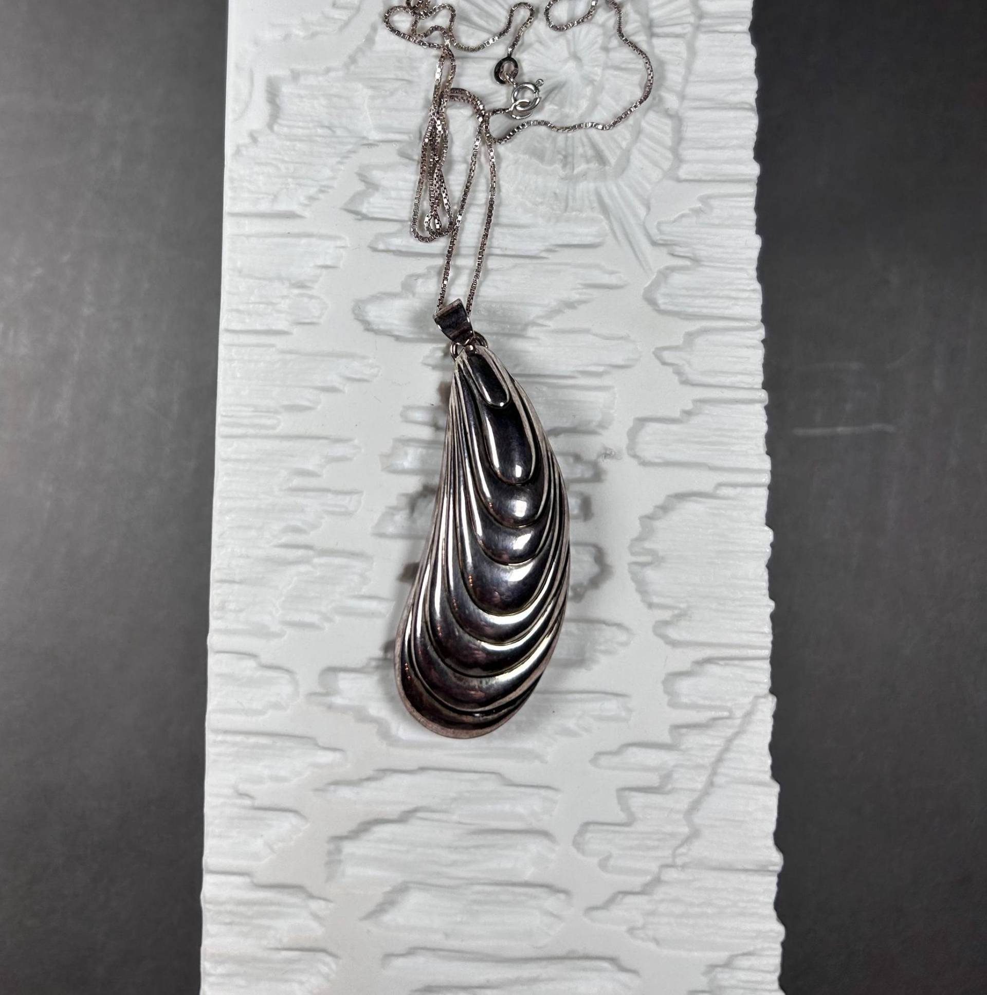 Vintage Best Signierter Anhänger Mit Silberkette von KabinettBerlin