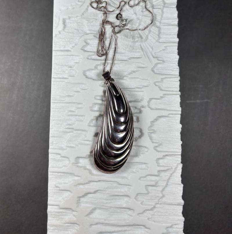 Vintage Best Signierter Anhänger Mit Silberkette von KabinettBerlin