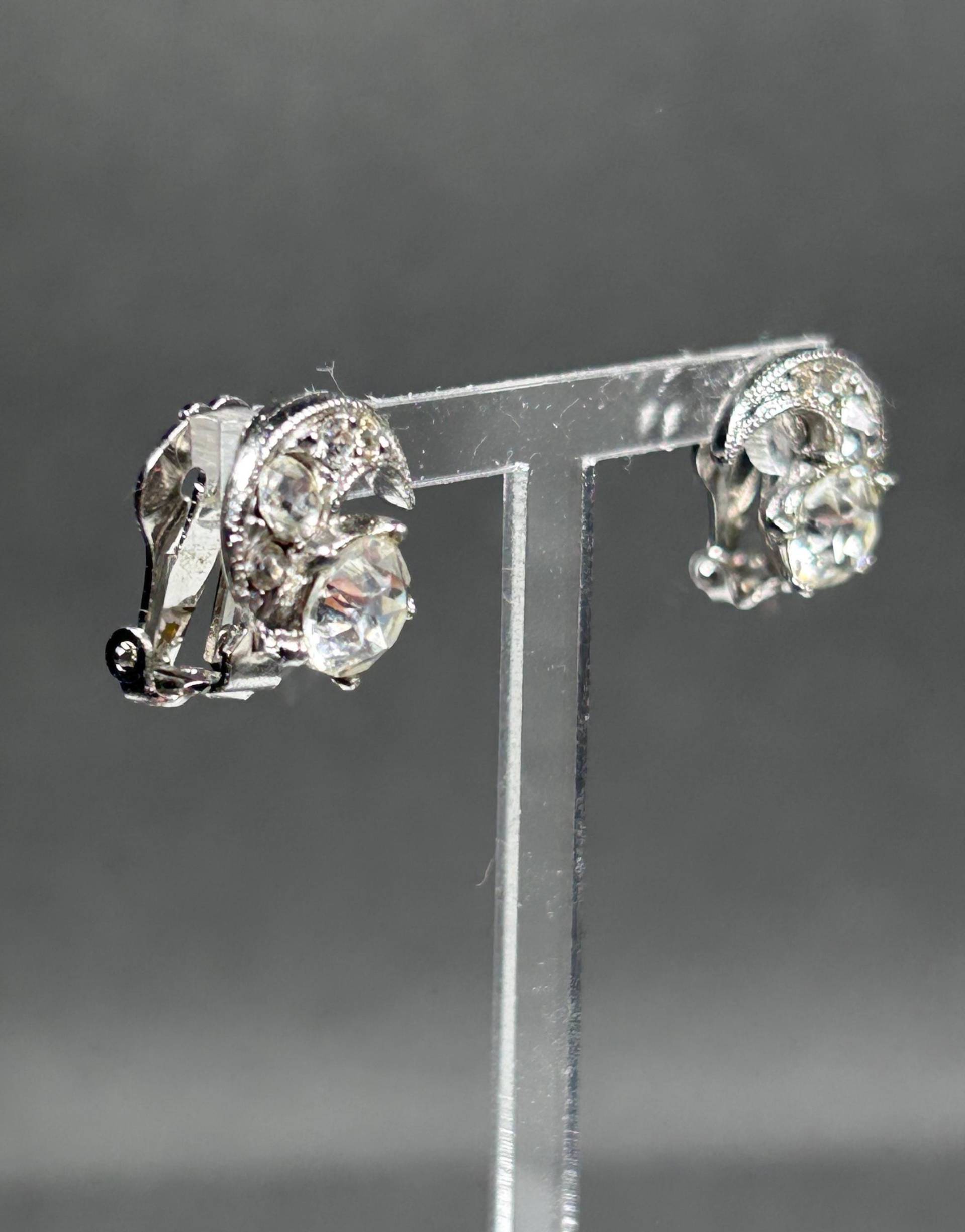 Vintage Bogoff Art-Déco-stil Silberfarbene Ohrclips Mit Facettierten Kristallen von KabinettBerlin