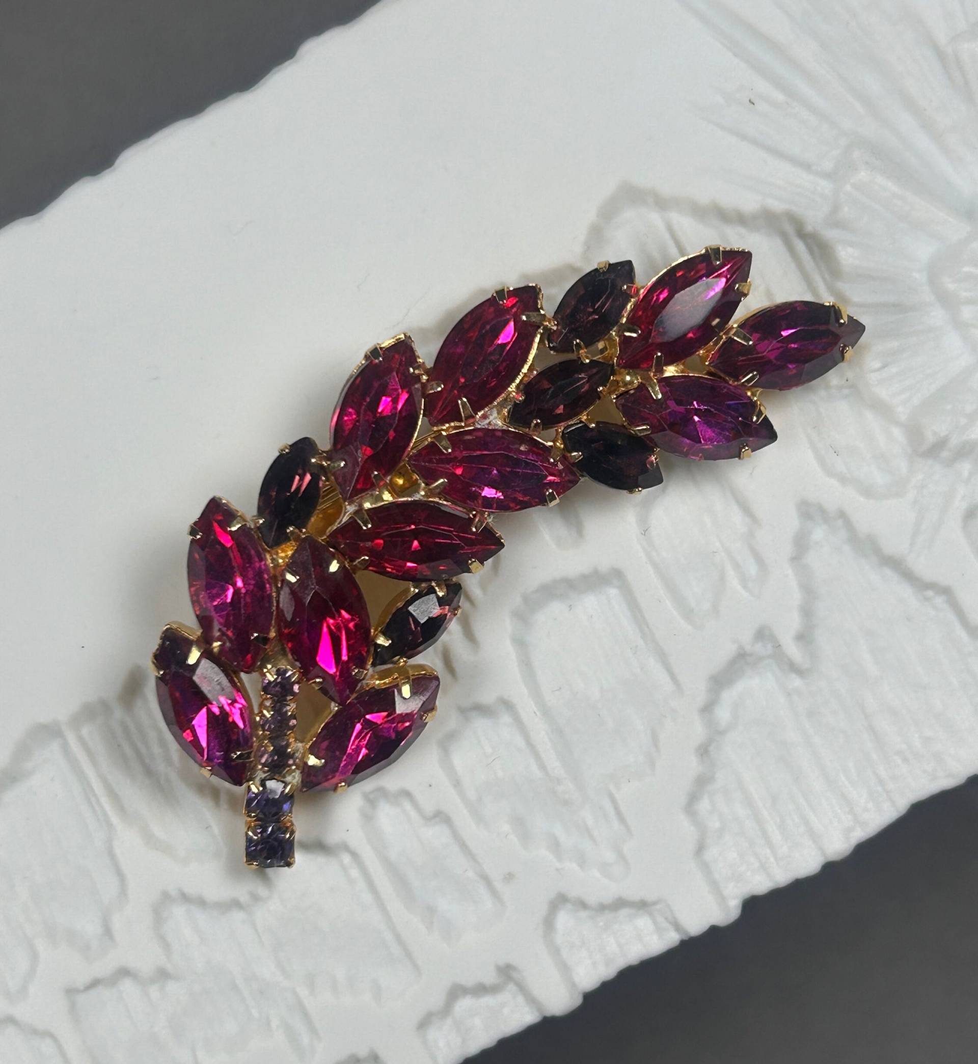 Vintage Brosche Aus Faccetierten Rosa Und Roten Kristallen von KabinettBerlin