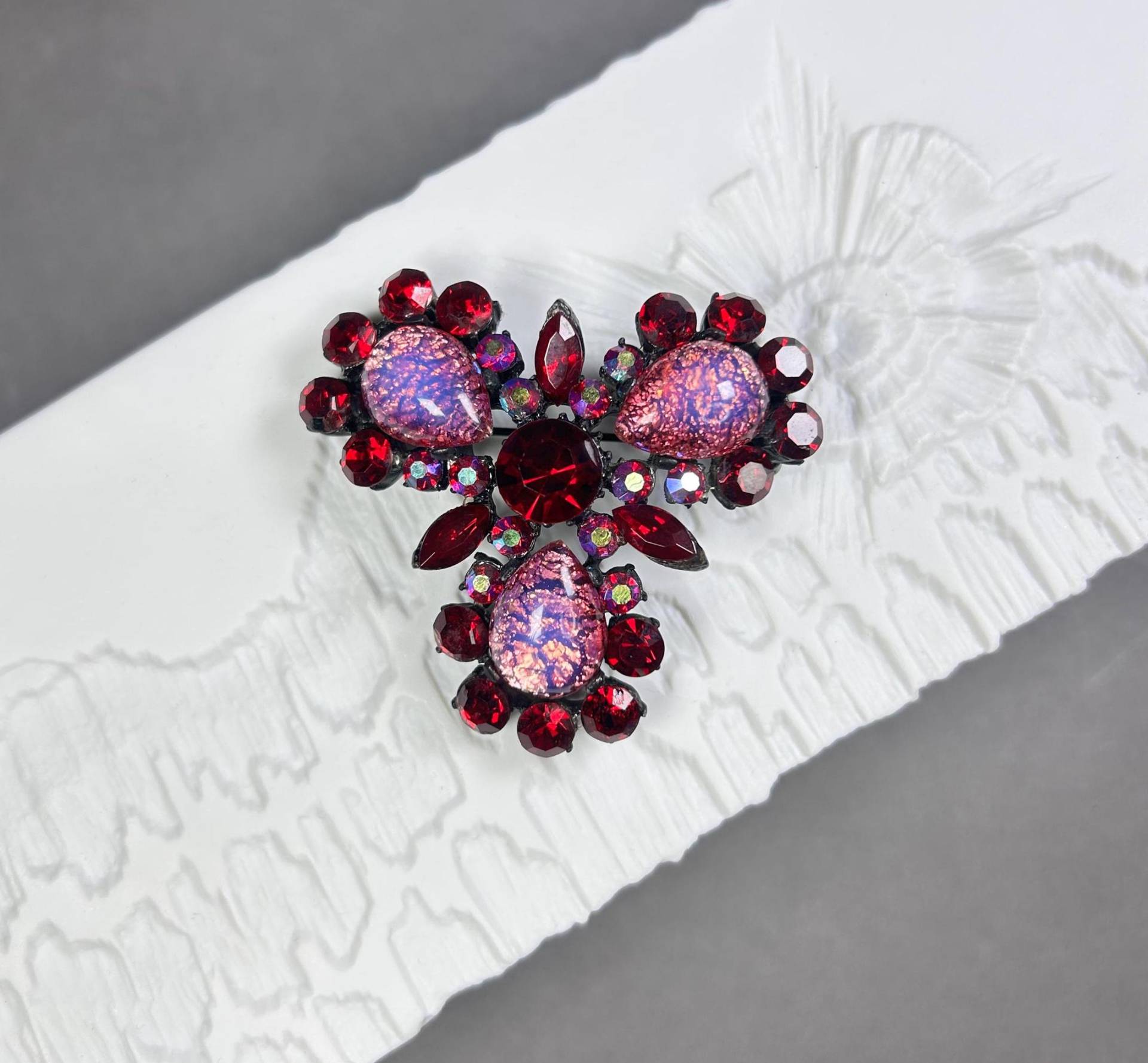 Vintage Brosche Aus Rosa Drachenauge Glas Cabochons Und Roten Kristallen von KabinettBerlin