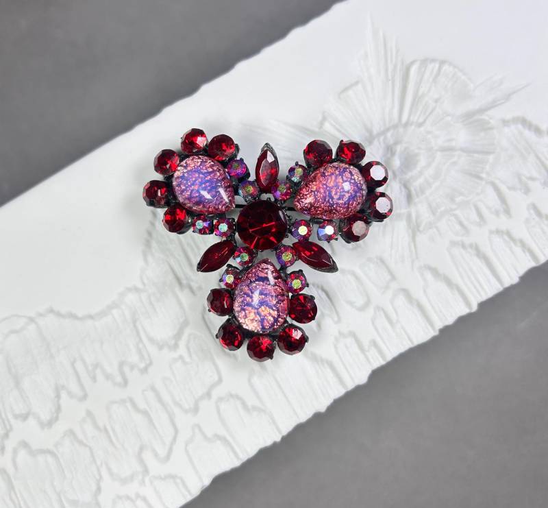 Vintage Brosche Aus Rosa Drachenauge Glas Cabochons Und Roten Kristallen Vintage Brosche Aus Rosa Drachenauge Glas Cabochons Und Roten Kristallen von KabinettBerlin