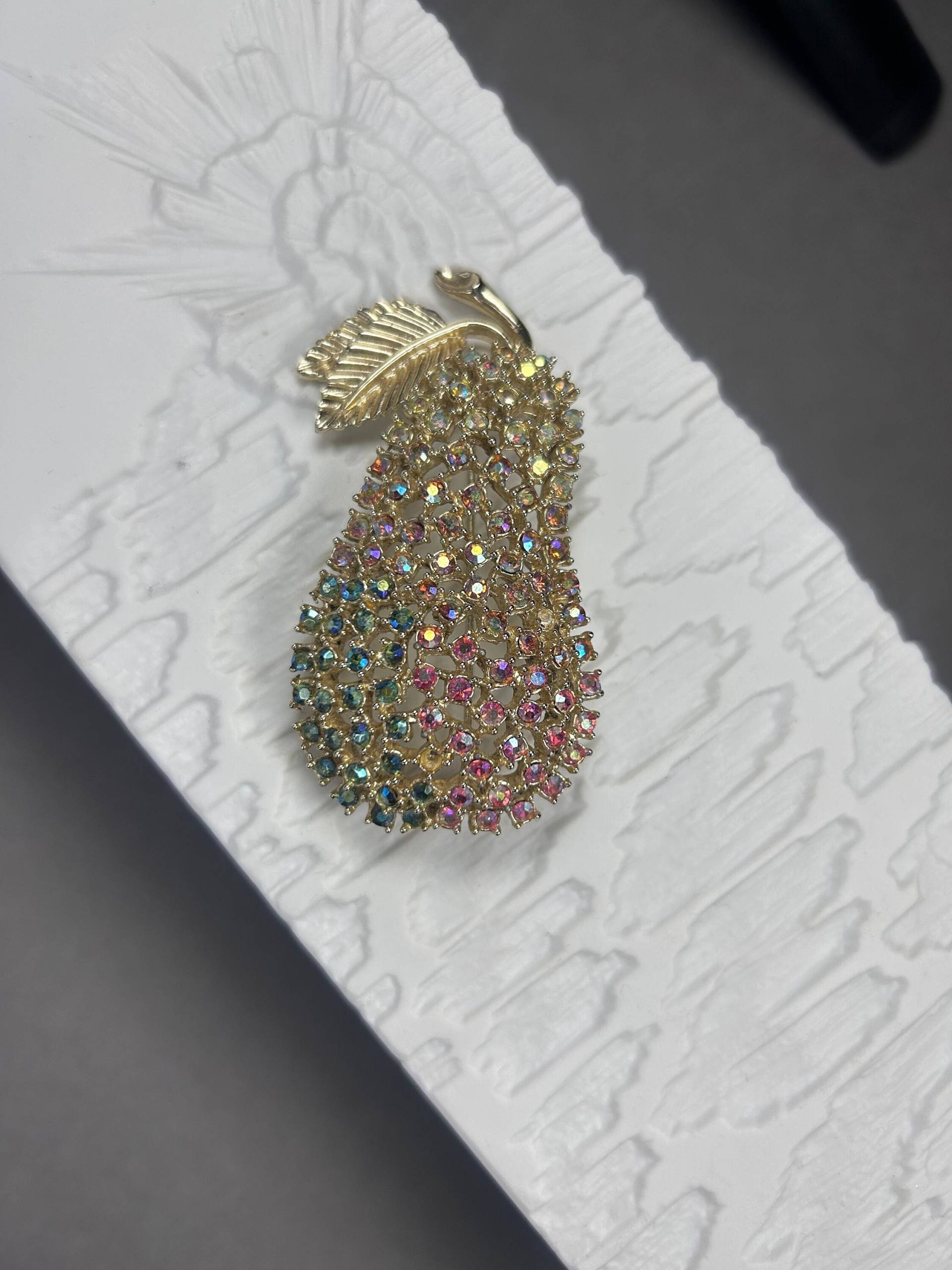 Vintage Brosche Birne Mit Aurora Borealis Kristallen von KabinettBerlin