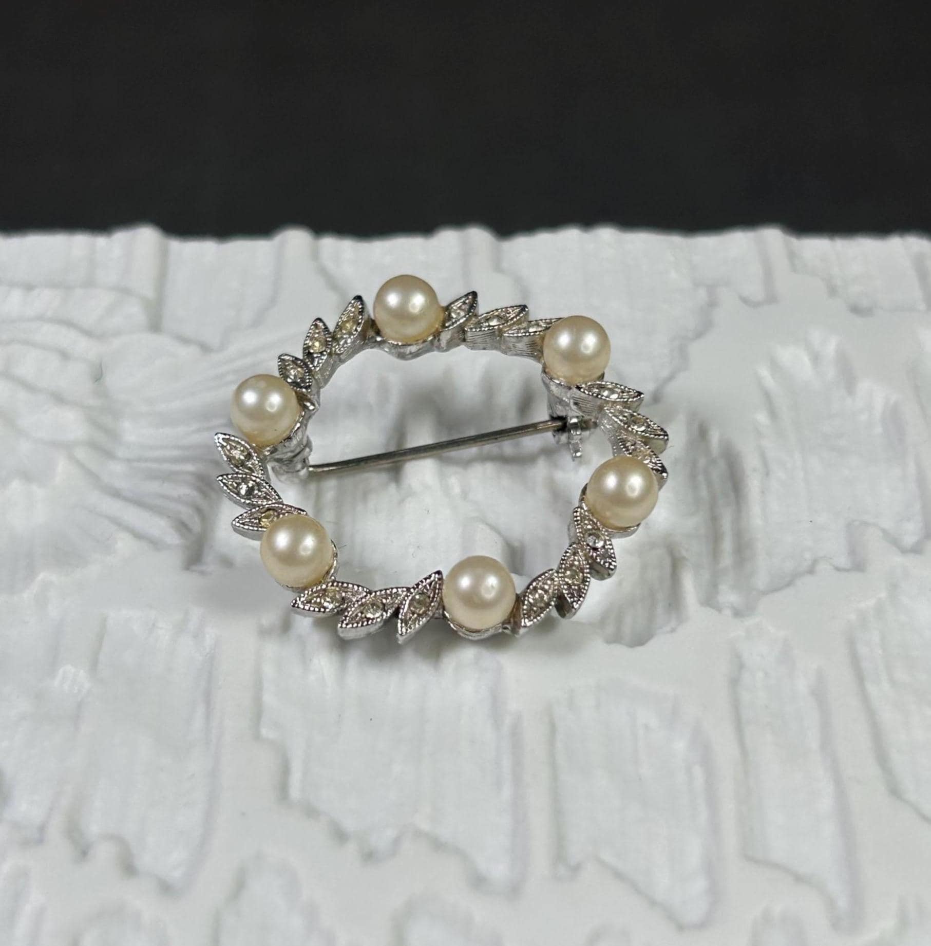 Vintage Diamant-Look Brosche Kranz Mit 6 Perlen von KabinettBerlin