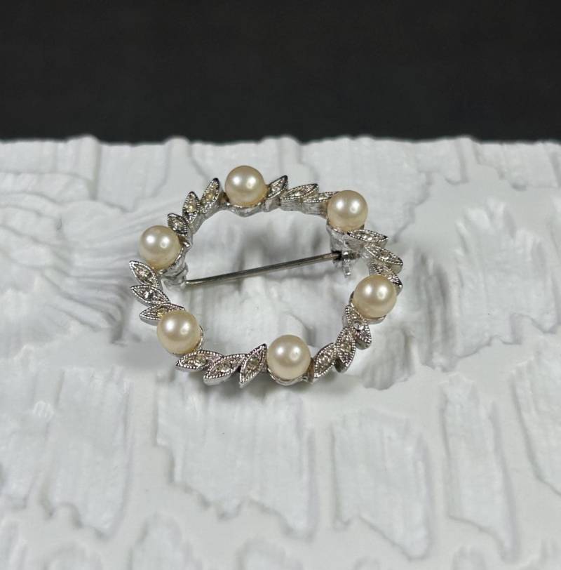 Vintage Diamant-Look Brosche Kranz Mit 6 Perlen von KabinettBerlin