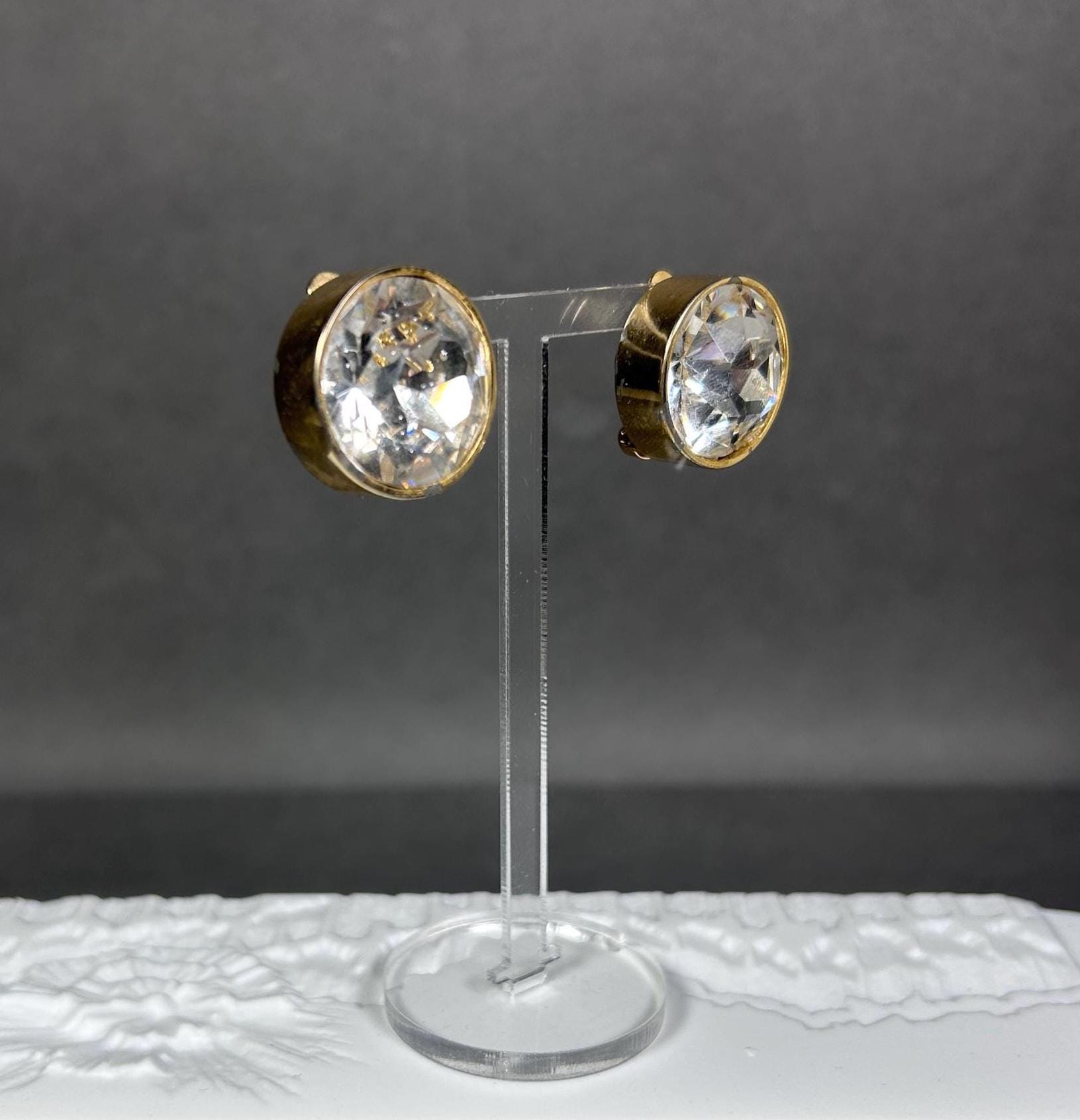 Vintage Ellen Designs Signiert Runde Ohrclips Mit Großen Klaren Cabochons von KabinettBerlin