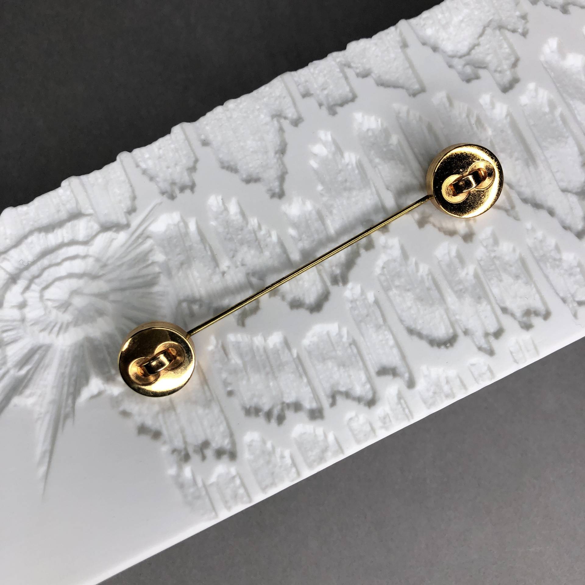 Vintage Escada Goldfarbene Hemdkragen Brosche Zwei Knöpfe Vintage Escada Goldfarbene Hemdkragen Brosche Zwei Knöpfe von KabinettBerlin
