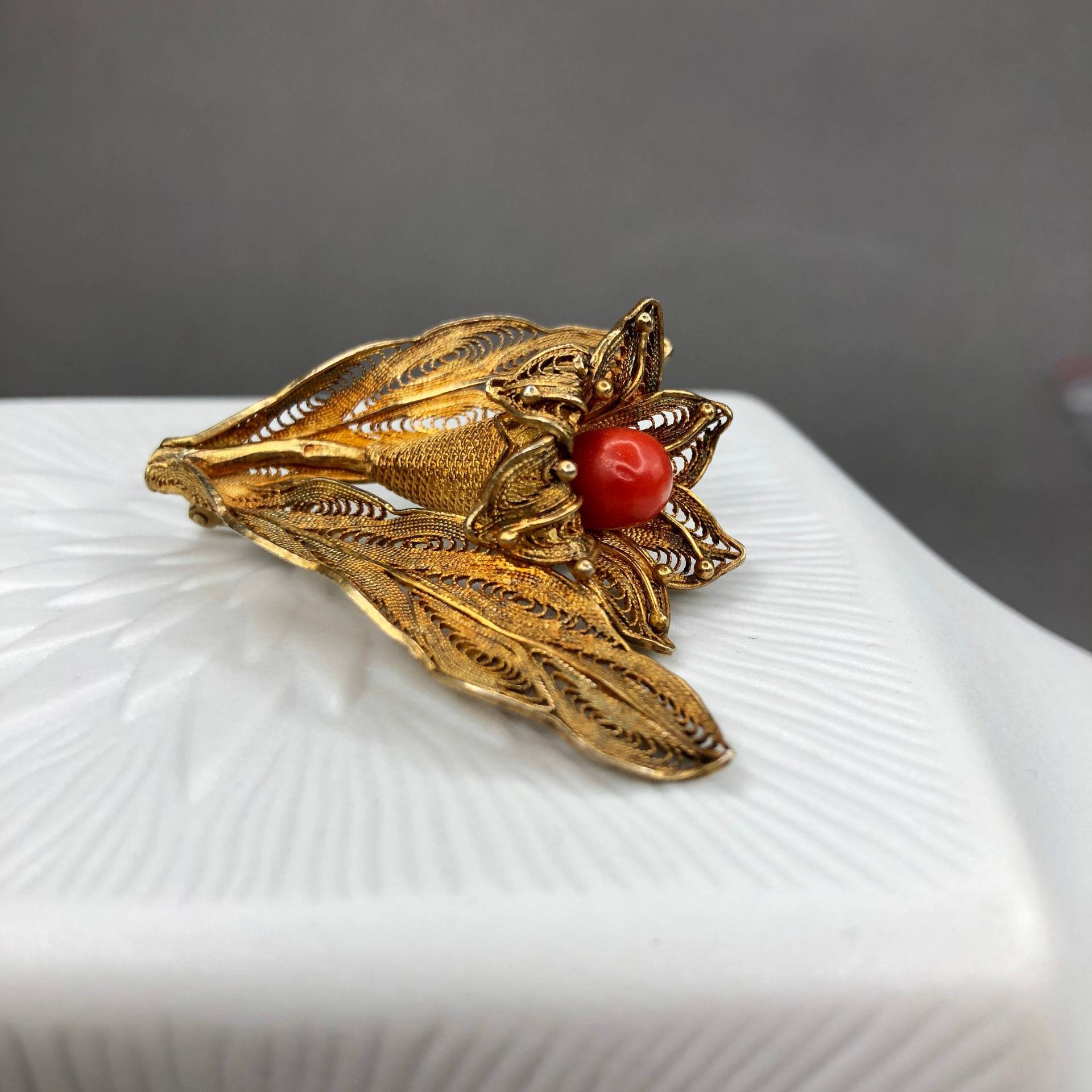 Vintage Filigrane Goldfarbene Brosche Mit Koralleeinsatz von KabinettBerlin