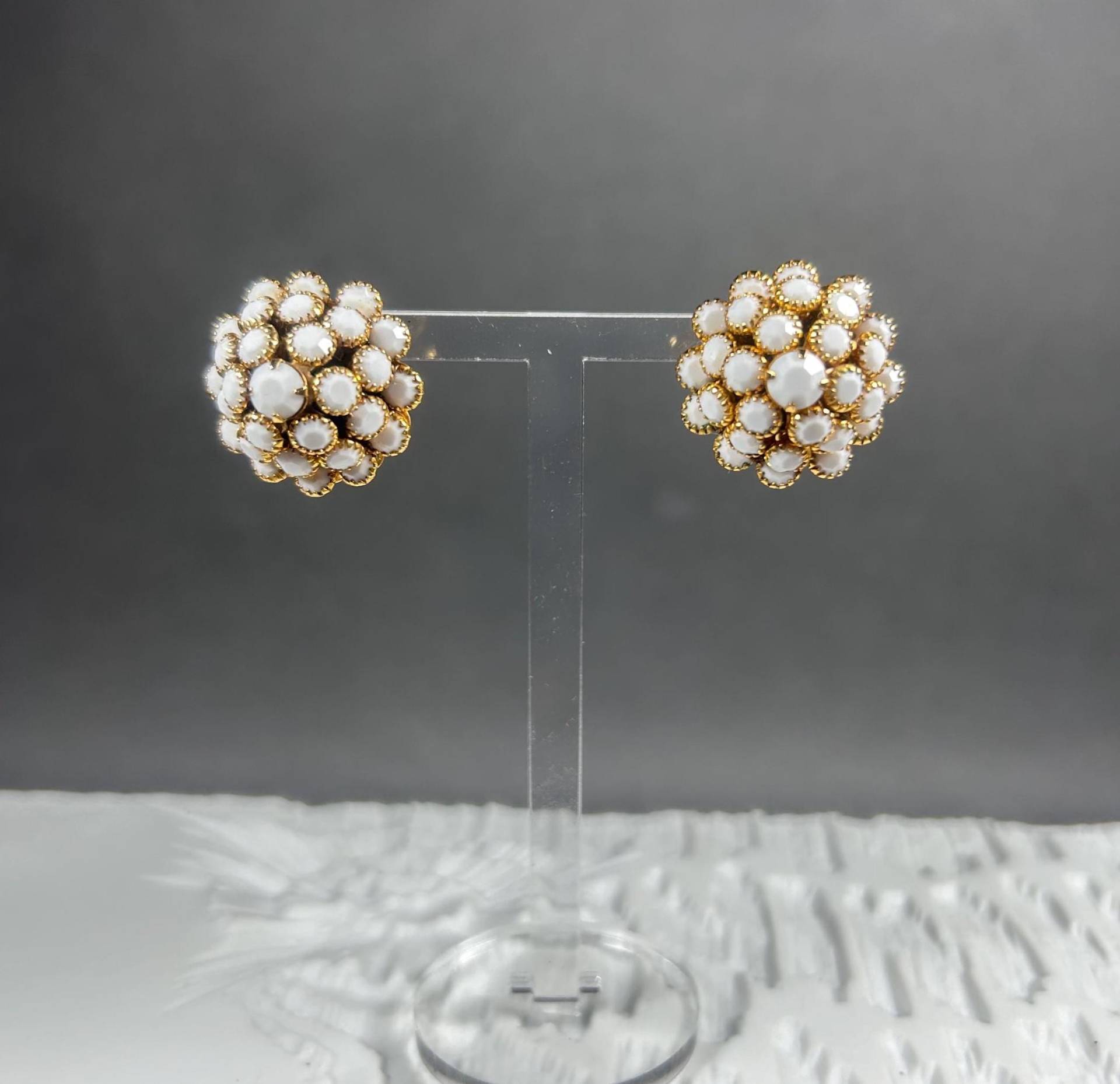 Vintage Freirich Signierte Runde Ohrclips Mit Milchglas Facettierten Kristallen von KabinettBerlin