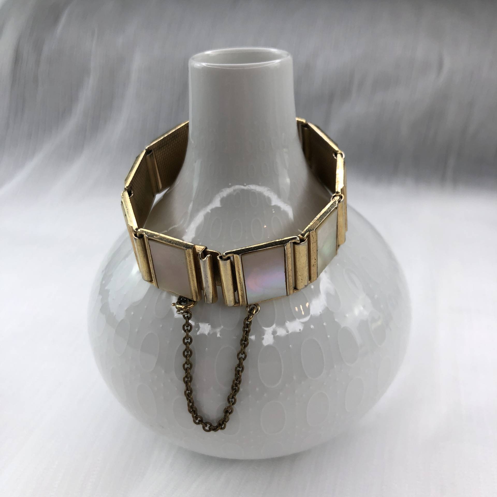 Vintage Goldfarbene Armband Mit Perlmutt von KabinettBerlin