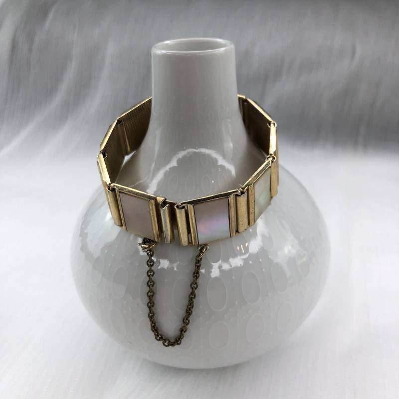 Vintage Goldfarbene Armband Mit Perlmutt von KabinettBerlin