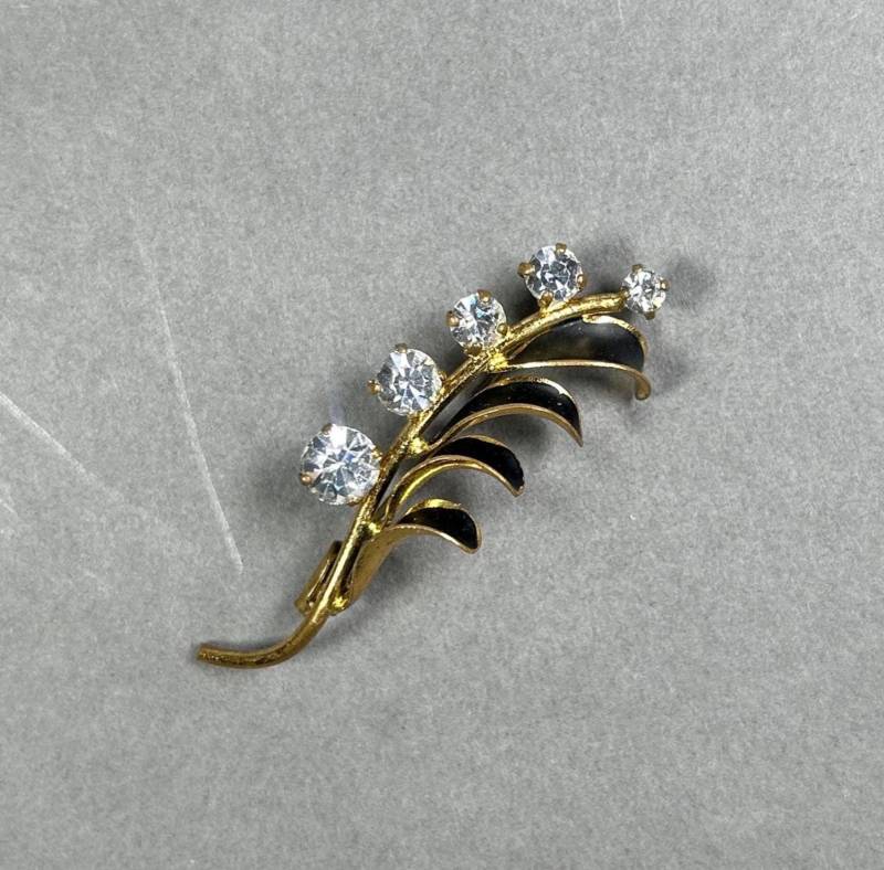 Vintage Goldfarbene Brosche Maiglöckchen Mit Schwarzer Emaille Und Klaren Kristallen Vintage Goldfarbene Brosche Maiglöckchen Mit Schwarzer Emaille Und Klaren Kristallen von KabinettBerlin