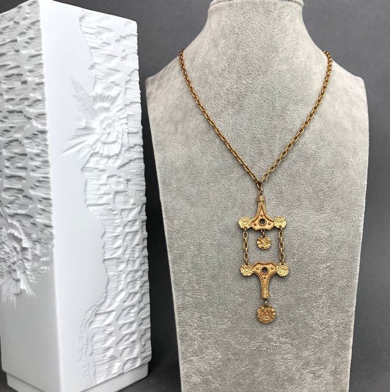 Vintage Goldfarbene Halskette Mit Anhänger Im Stil Von Antikem Goldschmuck von KabinettBerlin