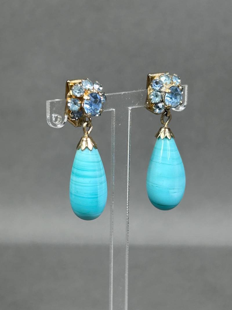 Vintage Goldfarbene Ohrklips Mit Mehrschichtglas Blau Tropfen-Anhänger Und Facettierten Kristallen von KabinettBerlin