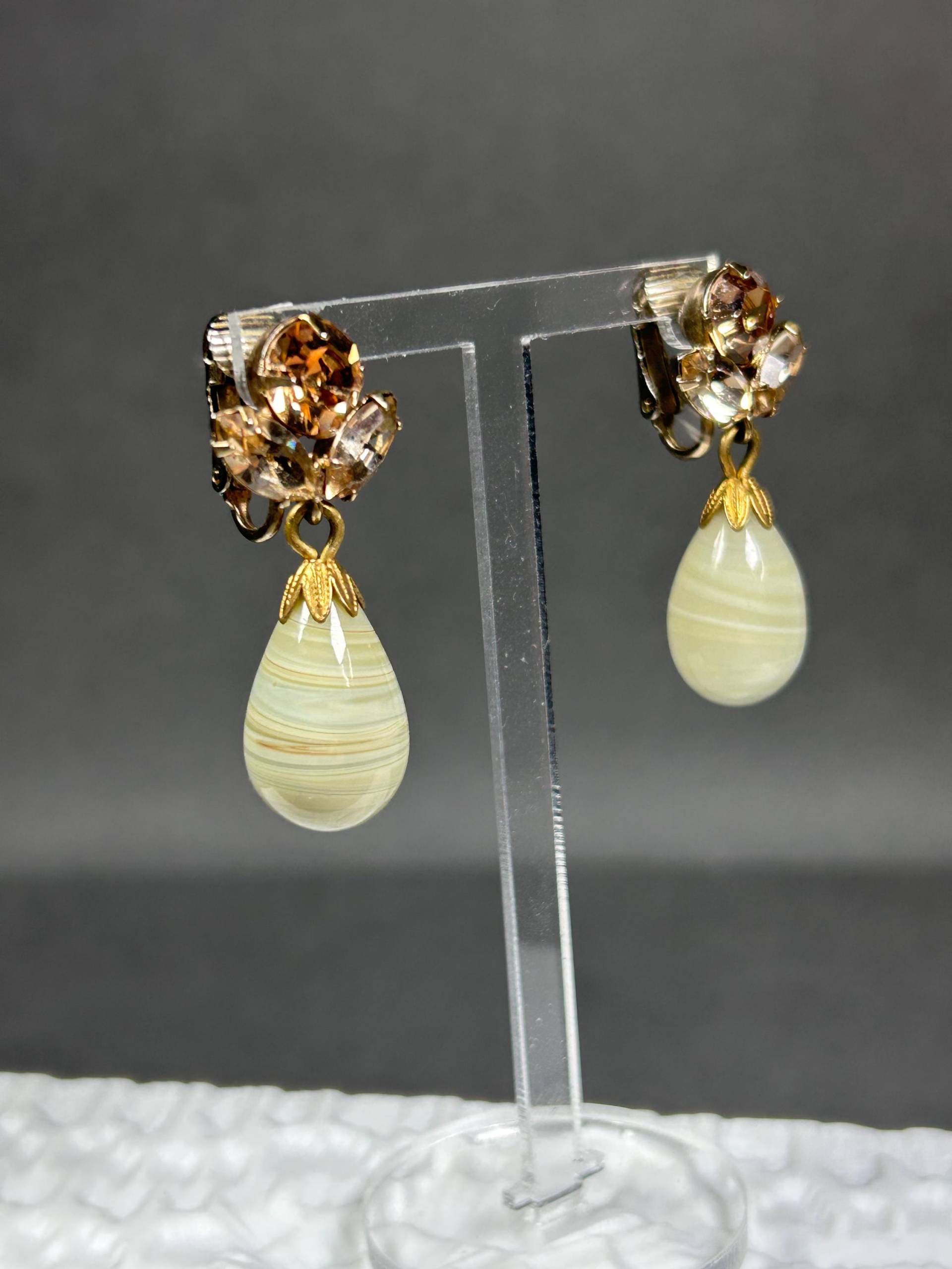 Vintage Goldfarbene Ohrklips Mit Mehrschichtglas Hellgrünen Tropfen-Anhänger Und Facettierten Kristallen von KabinettBerlin