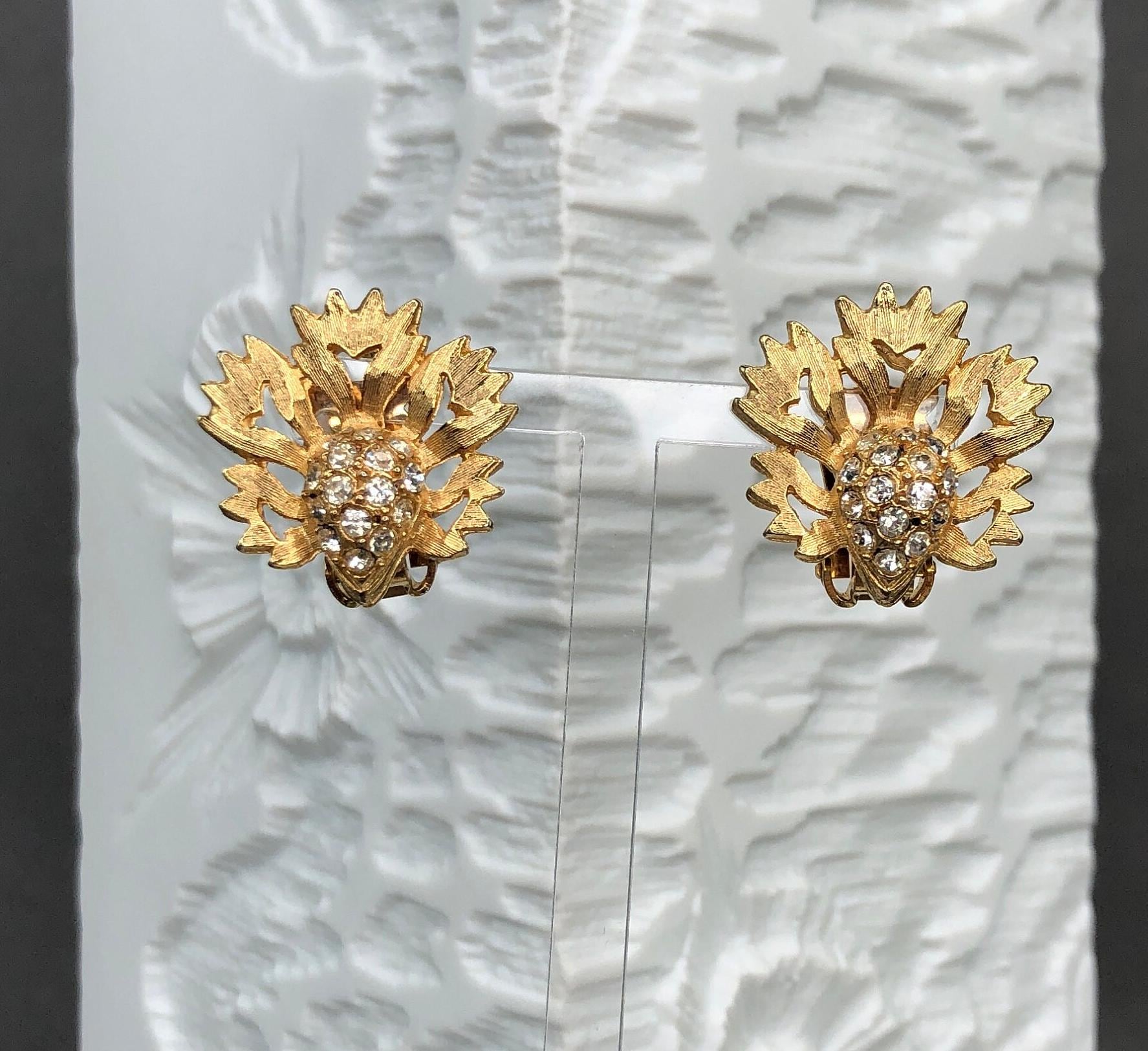 Vintage Goldfarbene Ohrklips Mit Strasssteinen von KabinettBerlin