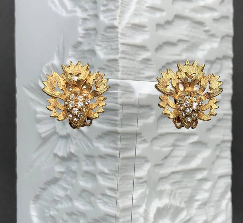 Vintage Goldfarbene Ohrklips Mit Strasssteinen Vintage Goldfarbene Ohrklips Mit Strasssteinen von KabinettBerlin