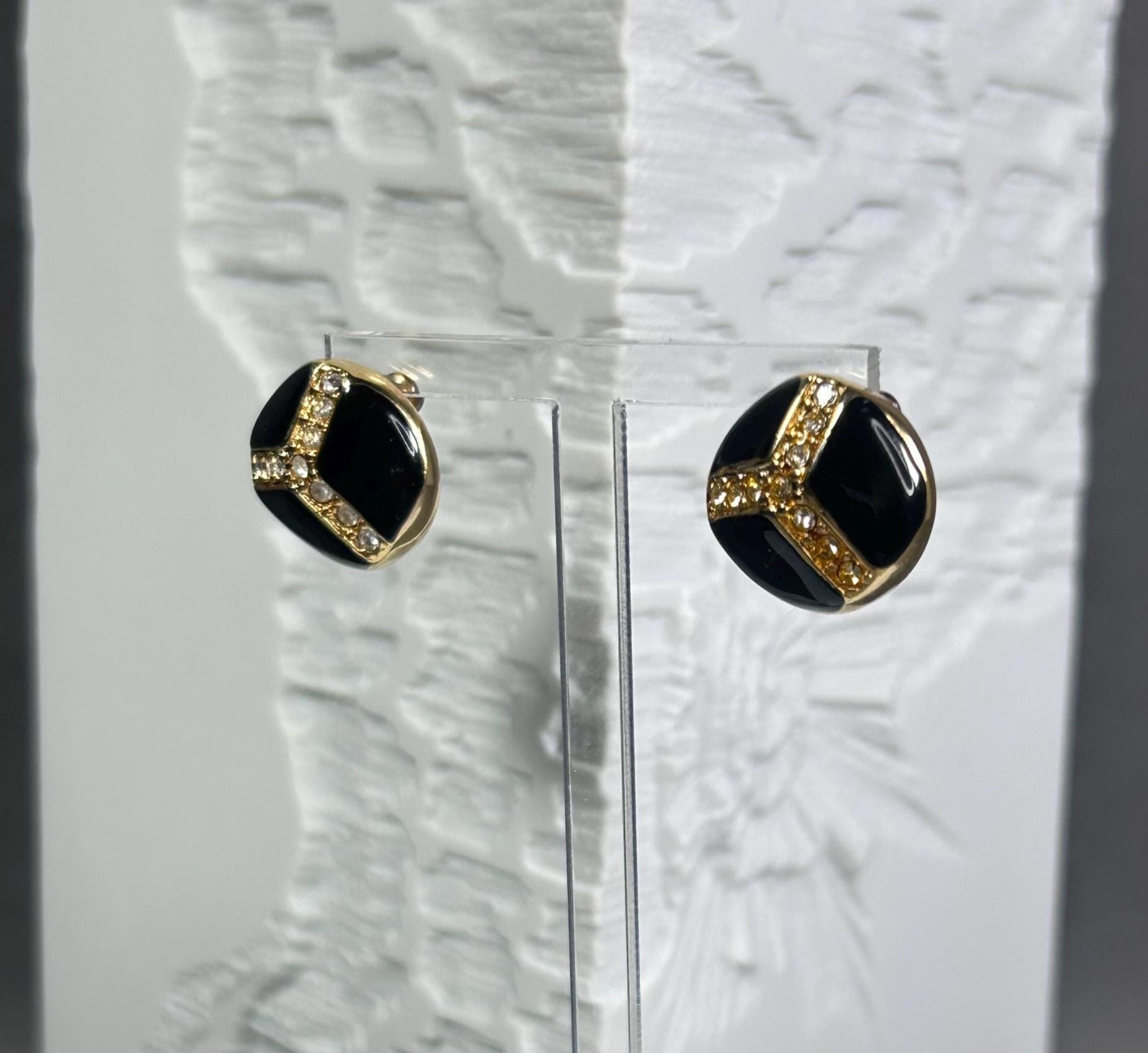 Vintage Goldfarbene Ohrringe/Ohrstecker Mit Schwarzer Emaille Und Klaren Strasssteinen von KabinettBerlin