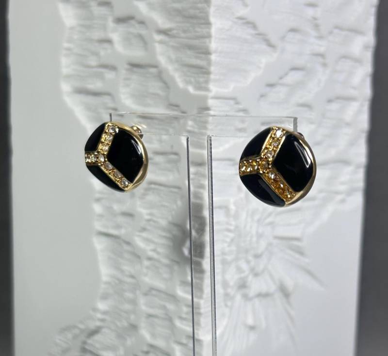Vintage Goldfarbene Ohrringe/Ohrstecker Mit Schwarzer Emaille Und Klaren Strasssteinen Vintage Goldfarbene Ohrringe/Ohrstecker Mit Schwarzer Emaille Und Klaren Strasssteinen von KabinettBerlin
