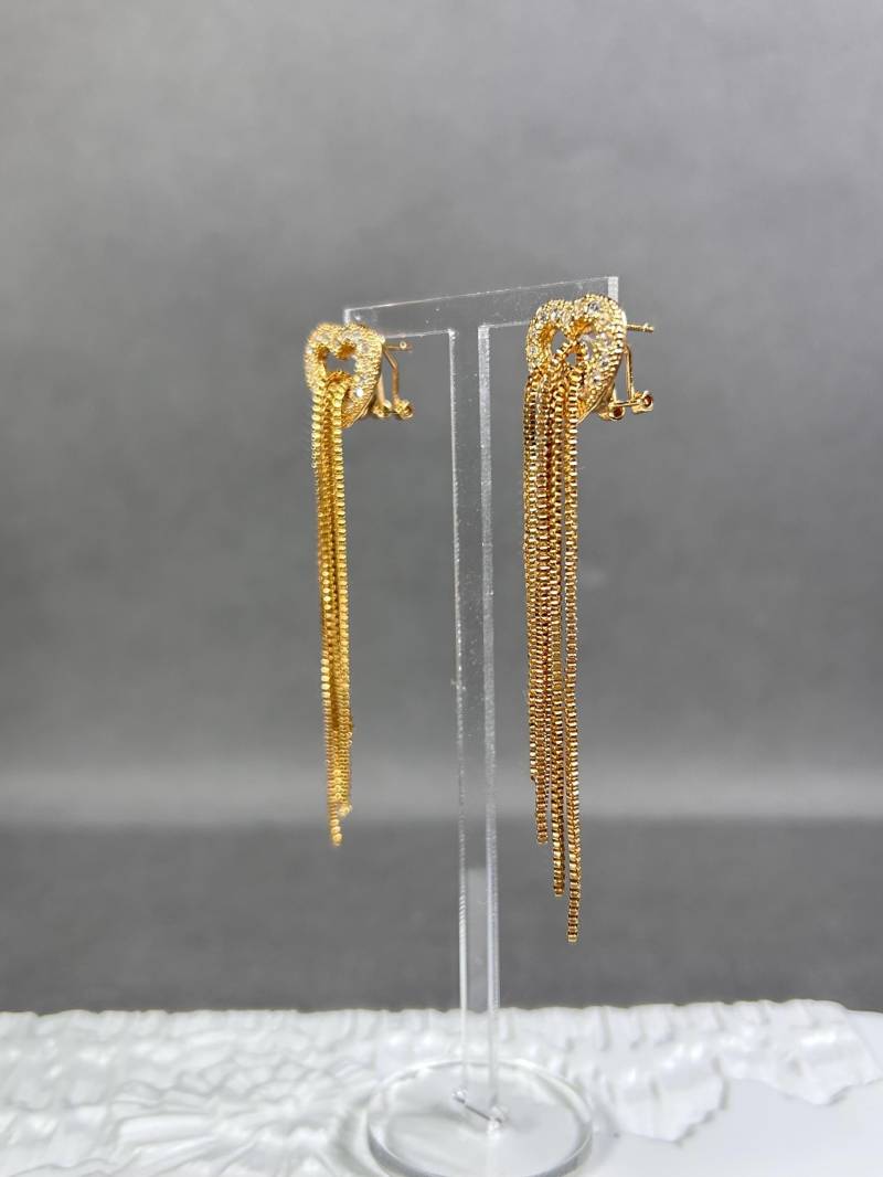 Vintage Goldfarbene Ohrringe Herz Mit Fünf Ketten Anhängern Vintage Goldfarbene Ohrringe Herz Mit Fünf Ketten Anhängern von KabinettBerlin