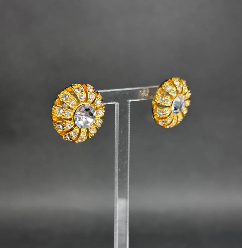 Vintage Goldfarbene Runde Ohrringe/Ohrstecker Mit Klaren Strasssteinen von KabinettBerlin